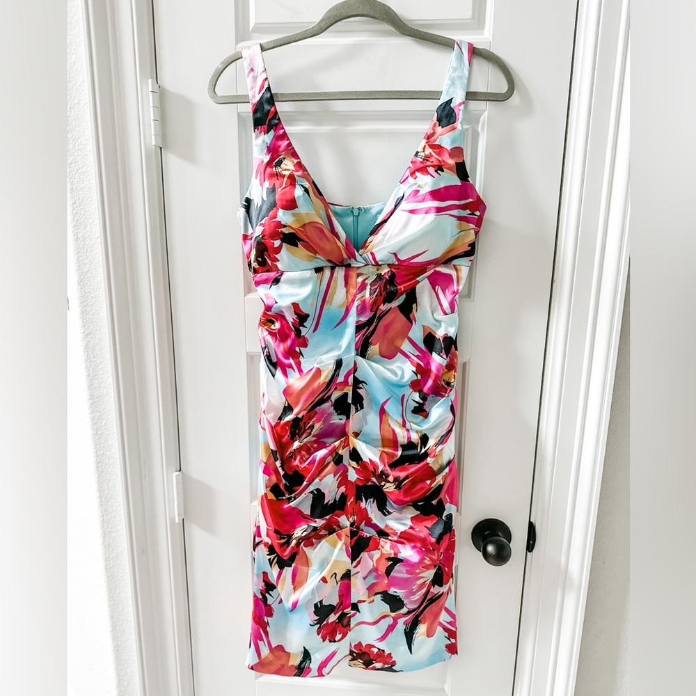 Cache dress. Tropical and light colors.